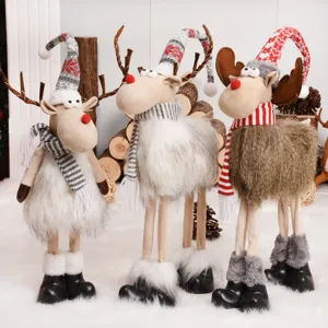 Schattige set van drie pluchen kerstrendierfiguren met gebreide mutsen en sjaals.