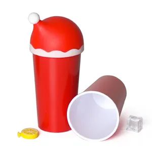 Dettaglio dei bicchieri di plastica rossi natalizi con coperchi a cappello di Babbo Natale