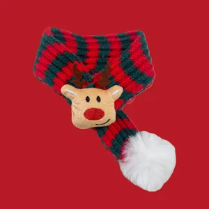 Nahaufnahme eines festlichen Weihnachtsschals für Haustiere mit Rentier und Bommel
