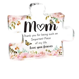 Puzzelvormige acryl plaque met bloemendesign en 'Mom' boodschap voor Moederdag