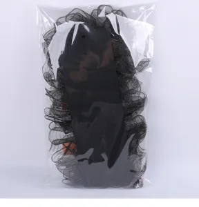 Couronne en maille d'Halloween avec citrouilles dans un sac en plastique transparent