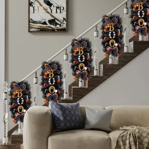Couronnes d'Halloween BOO en tulle avec nœuds orange sur une rampe d'escalier moderne.
