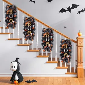 Lot de couronnes d'Halloween BOO sur escalier blanc pour décoration intérieure