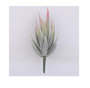Primer plano de suculenta artificial verde escarchada con puntas rosas sobre blanco