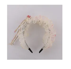 Détail d'un serre-tête gothique avec froufrous crème et petit squelette