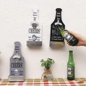 Vista detallada de abridores de botellas de cerveza de madera de pared estilo vintage