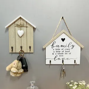 Nordische schlüsselleiste holz hausform wandorganizer an grauer wand mit schlüsseln