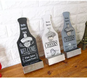 Vista detallada de abridores de botellas de cerveza de madera retro en tres colores diferentes