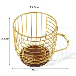 Detaillierte Maße eines goldenen Kaffeekapselhalters aus Draht mit einem Holzsockel