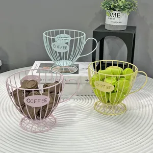 Drei dekorative Kaffeekapselhalter aus Metalldraht in Pastellfarben für die Küche
