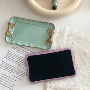 Bandeja de resina de estilo francés vintage con lazos dorados decorativos.