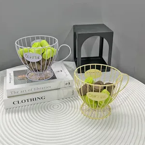 Aufbewahrungskorb für Kaffeekapseln im nordischen Stil auf minimalistischen Büchern