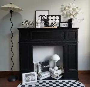 Gros plan détaillé du manteau de cheminée français en bois noir dans un salon chic moderne