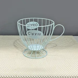 Detailansicht eines mintgrünen Drahtkorbs für Kaffeekapseln in Tassenform-Design