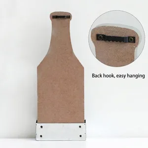 Vista trasera del abrebotellas de madera de pared vintage con colgador de metal