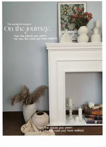 Manteau de cheminée français en bois blanc décoré de vases et de bougies élégants