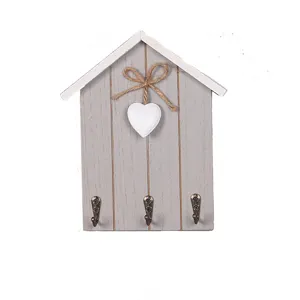 Nordischer hölzerner Schlüsselhalter in Hausform mit Herzdeko und drei Metallhaken