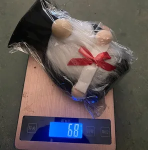 Vista dettagliata di uno gnomo di laurea in peluche su una bilancia che pesa 68 grammi