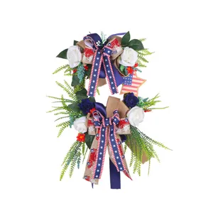 Couronne florale artificielle du 4 juillet avec des nœuds patriotiques et des roses.