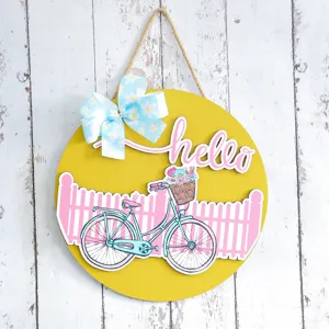 Rustiek houten Hello-deurbord met fietsenpatroon en decoratieve bloemstrikdecoratie