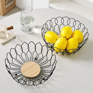 Moderne Noordse zwarte draad fruitmand met houten basis voor de keuken
