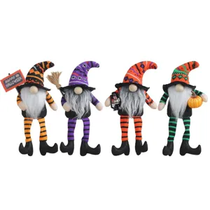 Set de 4 gnomos de Halloween sin cara con piernas a rayas y accesorios en fondo blanco