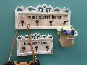 Vintage Wandhaken aus Holz mit geschnitztem Blumenmuster und Home Sweet Home Text