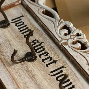 Patères murales rétro en bois sculpté avec imprimé Home Sweet Home pour décoration rustique.