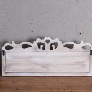 Décoration murale en bois sculpté de style rustique avec finition blanchie et motifs de cœur