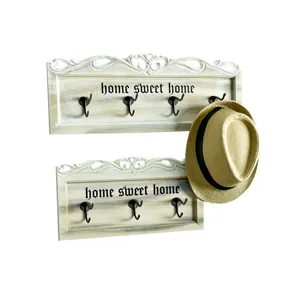 Rustikale Wandgarderobe aus Holz mit 'home sweet home' Schriftzug und Haken.