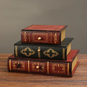 Dreistufige Stapelanordnung von Aufbewahrungsboxen im Buchstil mit Schubladengriffen