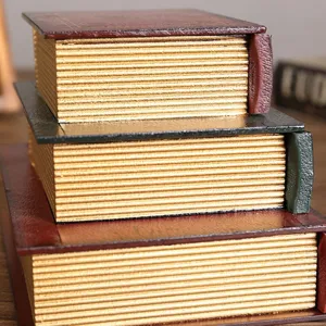 Seitenansicht von drei gestapelten Vintage-Holzkisten in Buchform mit Goldrand.