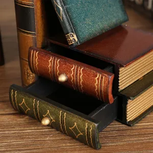Detail einer Vintage-Schmuckschatulle aus Holz in Buchform mit offenen Schubladen.