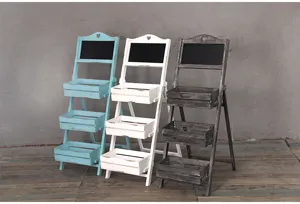 Rustikaler 3-stufiger Blumenständer aus Holz mit Tafel in Blau, Weiß und dunklem Grau