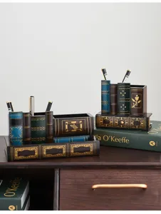 Vue détaillée des organiseurs de bureau sur le thème des livres anciens sur une table en bois