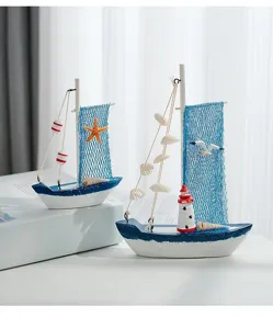 Detailansicht mediterraner Holzsegelschiffmodelle mit Seestern- und Leuchtturmelementen