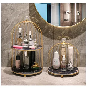 Detailansicht goldener Vogelkäfig-Kosmetik-Organizer mit schicken Marmorböden