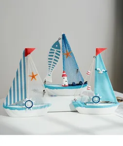 Detailansicht von Holz-Segelschiff-Modellen im mediterranen Stil zur Deko