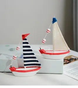 Paar rustikale Segelboot-Modelle aus Holz im mediterranen Stil für die Heimdekoration