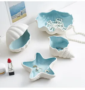 Set di vassoi per gioielli in ceramica a forma di conchiglia e stella marina mediterranea.