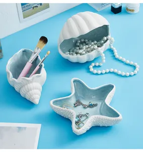 Vista dettagliata dei portagioielli in ceramica a forma di conchiglia e stella marina