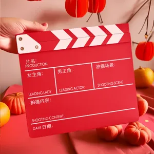 Clap de cinéma rouge accessoire photo mariage avec champs de scène créatifs