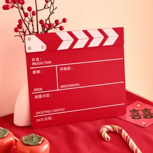 Clap de cinéma rouge créatif pour photographie de mariage, mariée et demoiselles d'honneur