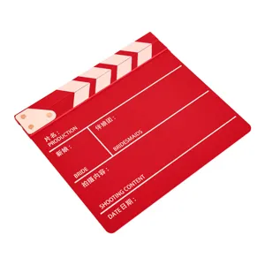 Clap de cinéma rouge pour photos de mariage avec champs mariée et demoiselles d'honneur