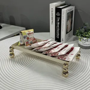 Cremefarbenes rechteckiges Metalltablett mit eleganten goldenen Beinen im Perlendesign