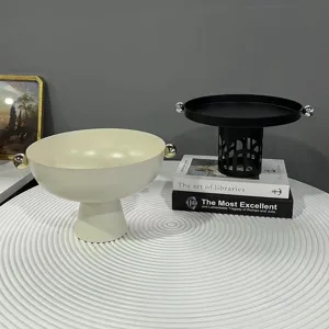 Minimalistische Dessertständer aus Eisen in Creme und Schwarz mit Goldkugel-Akzenten