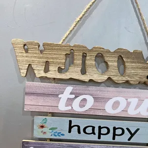 Primo piano di una targa in legno rustico Welcome to our happy home per decorazioni