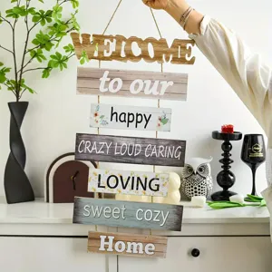Targa verticale in legno rustico con il messaggio accogliente 'Welcome to our happy home'