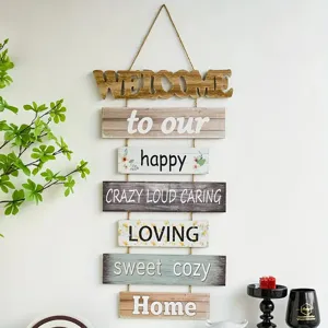 Primo piano di targa da parete in legno rustico 'Welcome Home' con doghe colorate