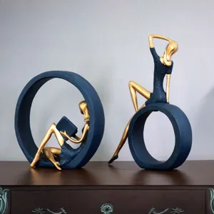 Figurines modernes bleu et or d'une fille lisant pour la décoration intérieure